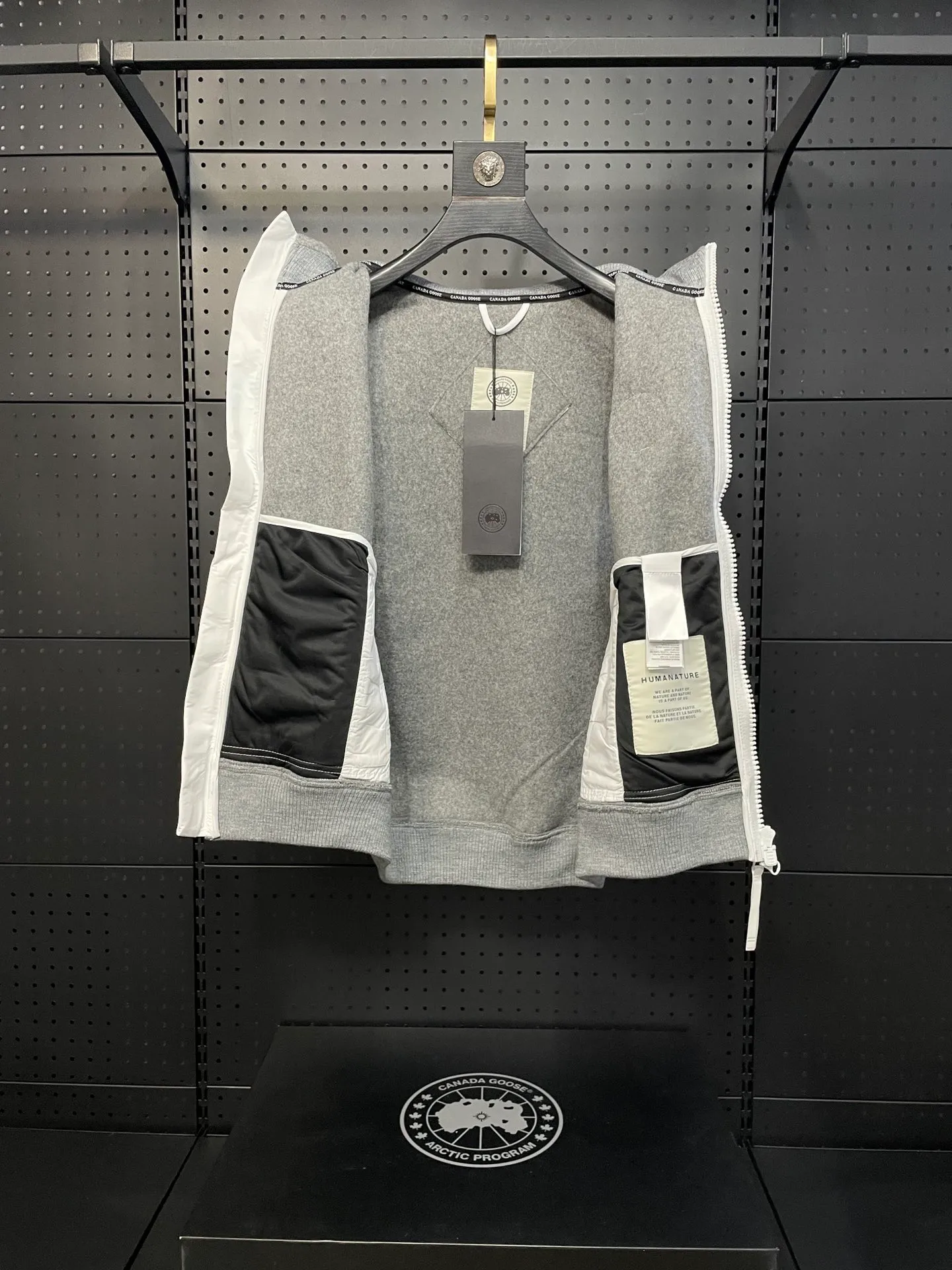 P600 Gray CANADA GOOSE/Canada Goose Autumn and Winter Couple's Fleece Vest Jacket 🔘Color: Black Gray Khaki Highest version Original fabric High version High quality) ⚠All details Fabric accessories craftsmanship (all 1:1 passed inspection) (The owner is a "detail monster" so the goods he makes also pay attention to details) 1⃣ Distinguish the wrong version of the market goods: all go single line ❌ Our genuine 1:1 special machine presses the line (high requirements for machine workers) 2⃣ Differentiates the market from drawings and making goods. Fabric color difference is too big. You get what you pay for, not fast food. 3⃣ Differentiates the market from low-end versions to receive labels, hang tags, and wash labels. All our accessories are custom-made (approved level) 4⃣ Differentiates the market from the detail-free workmanship❌ Our workmanship: neckline, shoulder line, armholes, cuffs, hem (In order to increase the cost, we must also restore the original product: yoke taping, double needle threading🔍) Size: S-XXL